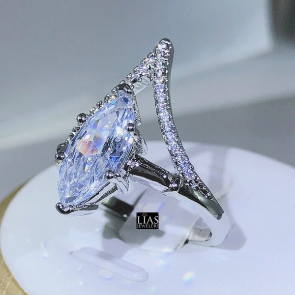 New 18k white gold engagement ring